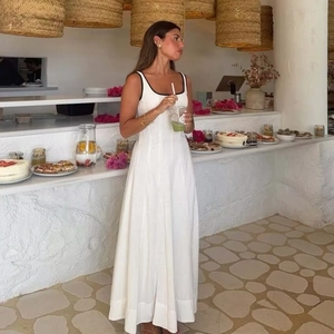Robe midi blanche élégante avec bordure contrastée noire et coupe trapèze pour les vacances