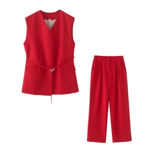Ensemble tailleur rouge femme avec gilet à col en V ceinturé et pantalon large taille haute