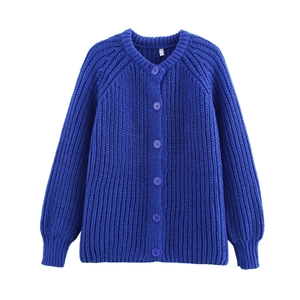 Klassische königsblaue Grobstrickjacke mit Rundhalsausschnitt und passender Knopfleiste