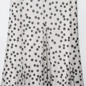 Langes Trägerkleid mit Polka-Dots in Weiß und Schwarz mit gestufter Rüschen-Saumkante