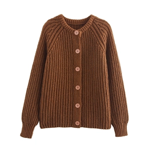 Klassische braune Grobstrickjacke mit Rundhalsausschnitt und passender Knopfleiste