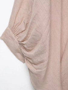 Détail de la manche plissée sur un chemisier en lin de ramie rose clair pour femme