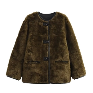 Schicke olivgrüne Kunstpelzjacke mit schwarzer Lederpaspel und Rundknöpfen