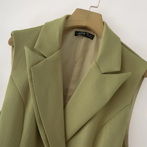 Gilet de costume sans manches vert herbe pour femme avec tissu texturé et revers à encoche