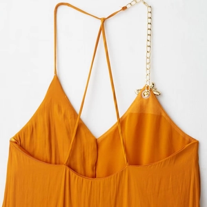 Robe midi en satin orange avec bretelles croisées et détail de chaîne papillon dorée