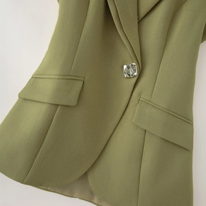 Veste sans manches vert olive avec col à revers et bouton métallique texturé