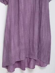 Vue macro détaillée de la texture du tissu plissé violet avec des poignets élastiques