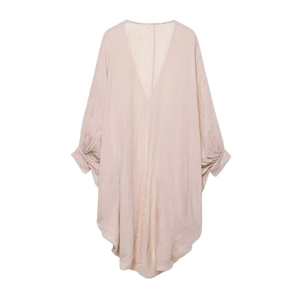 Robe longue minimaliste en ramie à manches longues avec col en V profond et manches chauve-souris