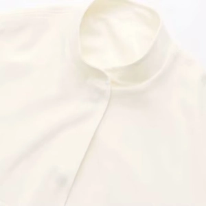 Bombardier long blanc crème pour femme avec col montant au design minimaliste moderne