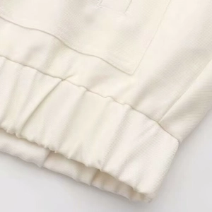 Bombardier long oversize pour femme en blanc avec détails en sergé et ourlet élastique