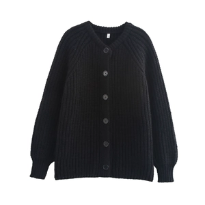 Klassische schwarze Grobstrickjacke mit V-Ausschnitt und Knöpfen im schlichten Stil