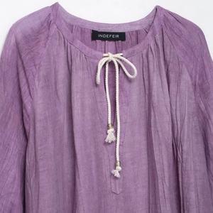 Robe longue en lin violet à manches longues, col en V avec cordons à glands pour femme