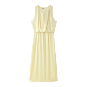 Détails des plis et du bouton au dos d'une robe sans manches crème à taille marquée