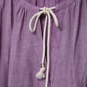 Robe tunique en lin violette avec col en V, cordons tressés et perles à pompons