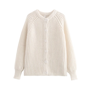 Cremeweiße grobe Strickjacke mit klassischem Rundhals und weißen Knöpfen auf weißem Grund