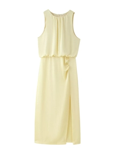 Détail de la robe sans manches jaune pâle montrant la taille froncée et la fente
