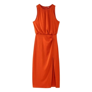 Détail de robe midi sans manches rouge rouille avec plis à la taille et fente latérale
