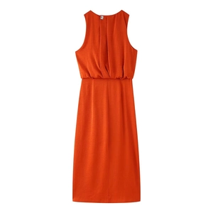Détail d'une robe midi orange sans manches à col montant avec drapé plissé et taille cintré