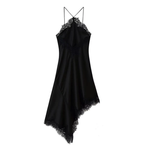 Détails de la robe en satin noir avec bordure en dentelle et fines bretelles
