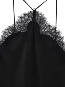 Vue détaillée du satin noir avec bordure en dentelle délicate sur une robe à col en V