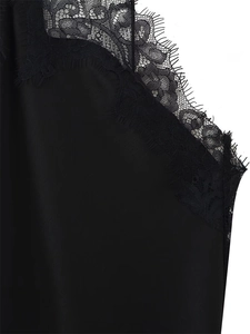 Détail de la bordure en dentelle noire sur un tissu en satin élégant pour robe d'été chic