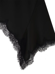 Gros plan sur le tissu en satin noir avec bordure en dentelle cil délicate