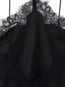 Détail d'un caraco noir en satin élégant avec dentelle florale délicate et bordure de cils au col