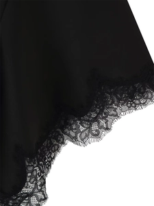 Détail de l'ourlet de la robe en satin noir avec bordure en dentelle cil délicate