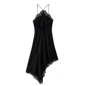 Robe nuisette chic en satin noir avec bordure en dentelle et ourlet asymétrique moderne