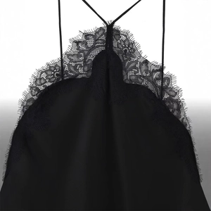 Robe caraco en satin noir avec décolleté en dentelle de cils et fines bretelles