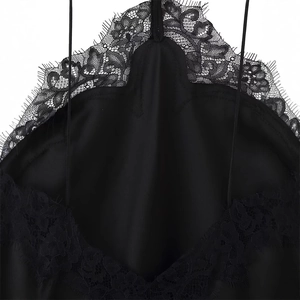 Robe nuisette élégante en satin noir avec dentelle cils délicate et fines bretelles