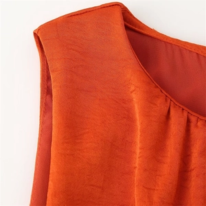 Robe sans manches caramel élégante avec taille plissée et détails de tissu texturé