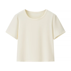 Top corto aderente color crema minimalista con scollo rotondo e maniche corte