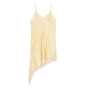 Détail d'une robe nuisette en satin jaune pâle avec dentelle et ourlet asymétrique