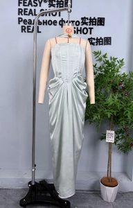 Detail eines hellsalbeigrünen Satin-Korsett-Maxikleids mit eleganten Taillenfalten