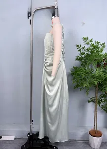 Detail eines salbeigrünen Maxikleids aus Satin mit Faltenoberteil und drapiertem Stoff