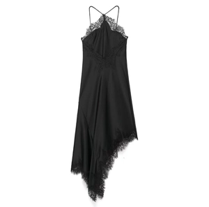 Detailansicht eines schwarzen Satin-Kleides mit Spitzenbesatz und asymmetrischem Saum