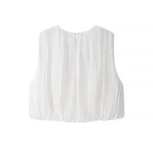 Haut court blanc sans manches pour femmes avec texture plissée et bouton au dos élégant