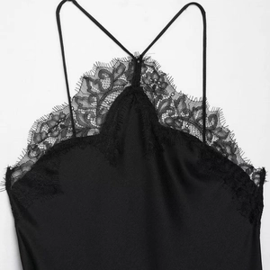 Satin-Camisole mit Spitzenbesatz, Kreuzträgern und floralen Wimpernspitzen-Details