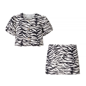 Zweiteiler mit Zebramuster für Damen, Crop Top mit Puffärmeln und Minirock auf weißem Grund