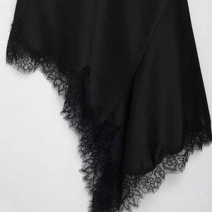 Satinkleid für Damen mit Spitzenbesatz und asymmetrischem Saum in elegantem Schwarz