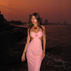 Abito lungo in chiffon rosa con ritagli e decorazione floreale per la spiaggia