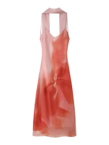 Détail d'une robe à bretelles tie-dye rose avec décolleté en V et licou assorti