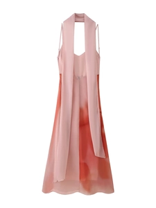 Détail du col en V avec écharpe fluide sur robe en satin dégradé rose et orange