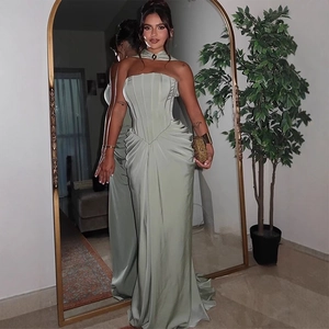 Salbeigrünes Satin-Maxikleid mit Corsagen-Oberteil und eleganten Falten am Rocksaum
