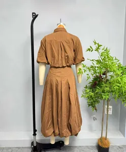 Vue détaillée d'un ensemble chemise zippée à manches courtes et jupe longue plissée