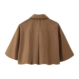 Vue détaillée de la veste courte marron avec pli plat au dos et design style cape