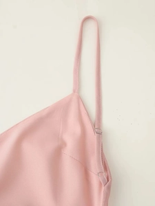Détail d'une robe tie-dye rose avec bretelles fines réglables et boucles en métal argenté