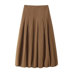 Détail d'une jupe plissée marron à taille haute avec coupe en A et ceinture plate
