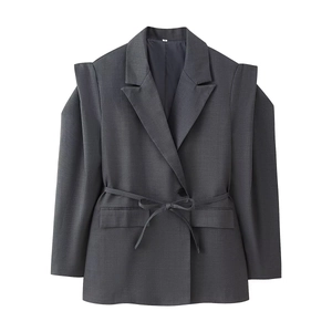 Detailansicht grauer Blazer mit gestuften Schulterpolstern und passendem Bindegürtel